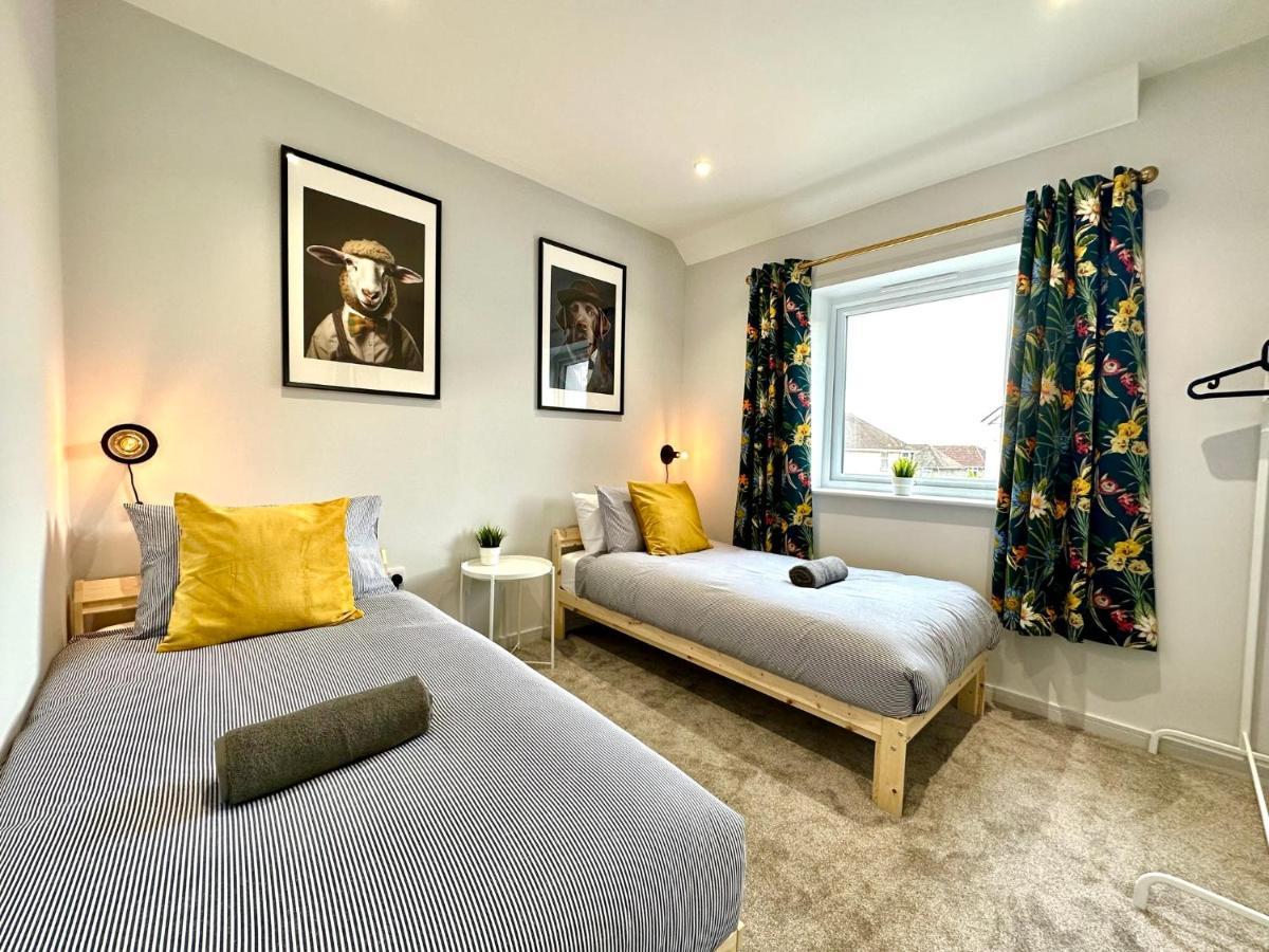 Poole Haven: Modern 6-Sleeper with Free Parking and Fast WiFi Villa Exterior photo