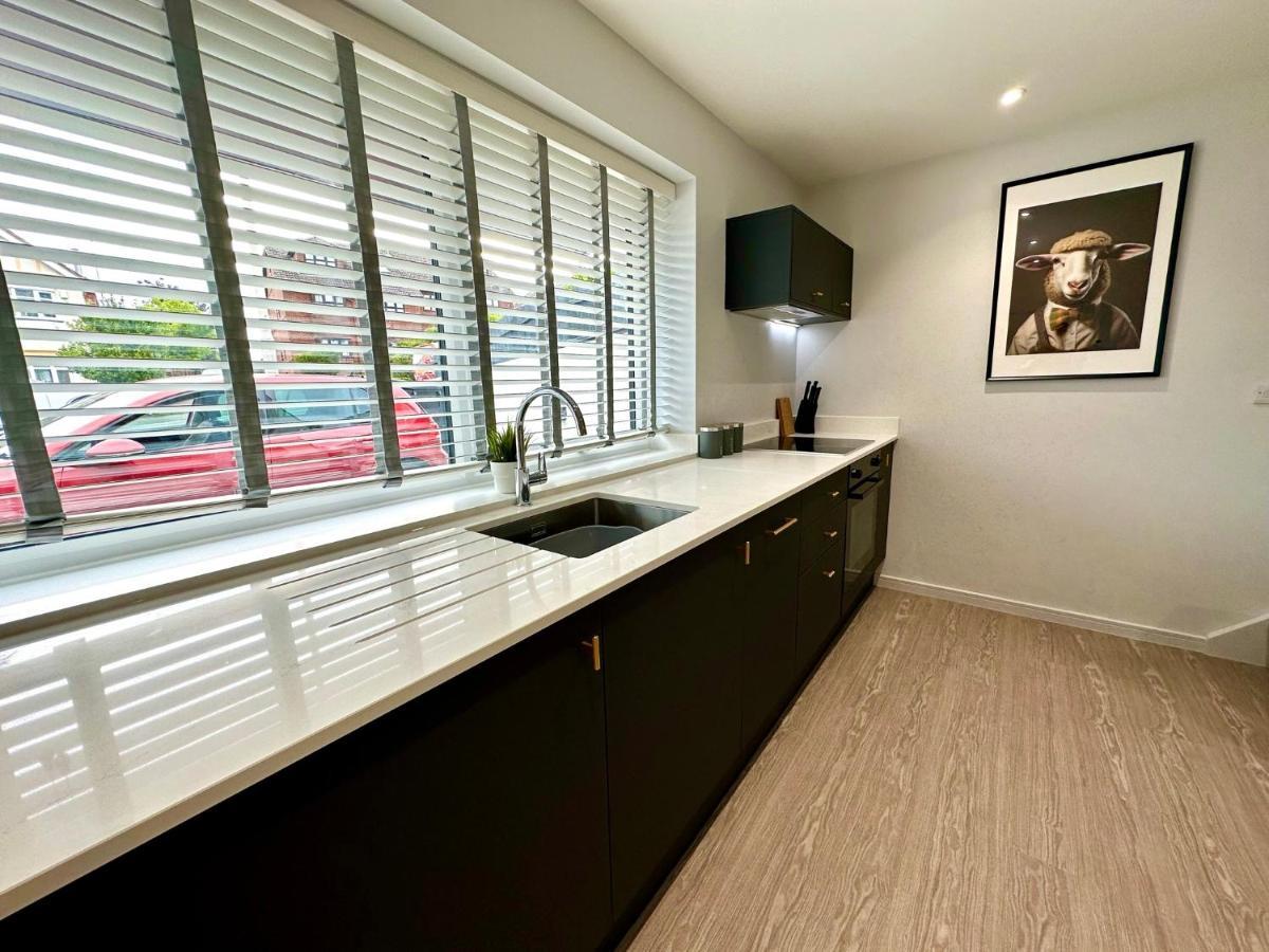 Poole Haven: Modern 6-Sleeper with Free Parking and Fast WiFi Villa Exterior photo