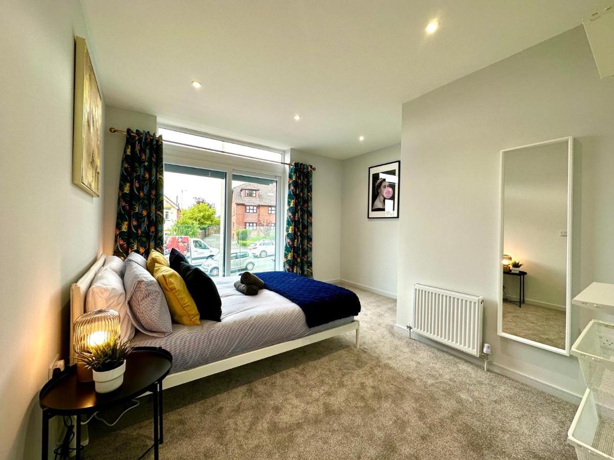 Poole Haven: Modern 6-Sleeper with Free Parking and Fast WiFi Villa Exterior photo